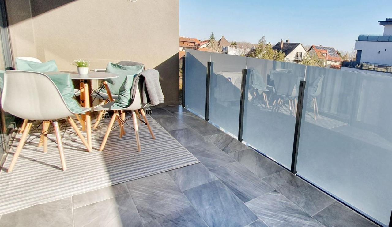 Marina Apartment By Dora Keszthely Bagian luar foto