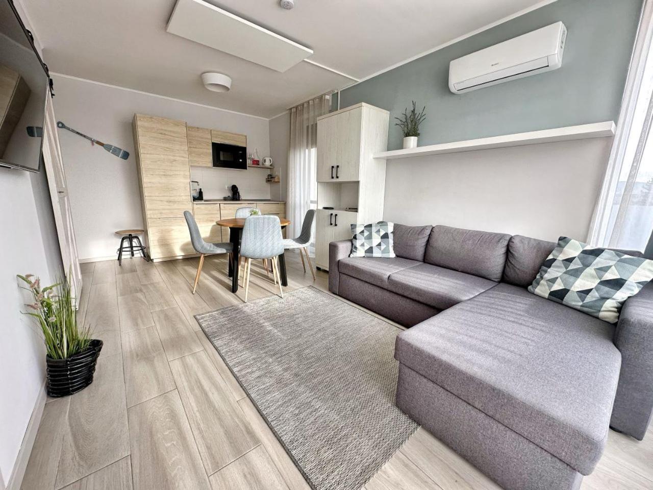 Marina Apartment By Dora Keszthely Bagian luar foto